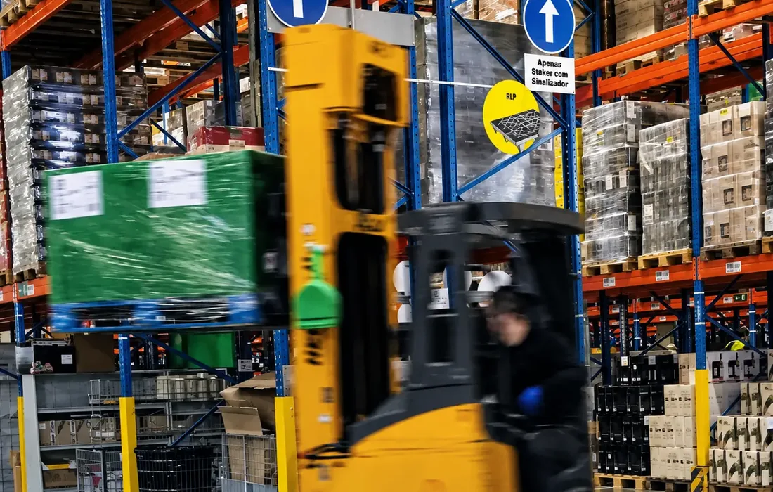 Centro de distribuição com empilhadeira em operação